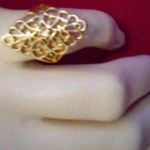 HOLLOW PATTERN DESIGN RING GOLD (Electroplated)